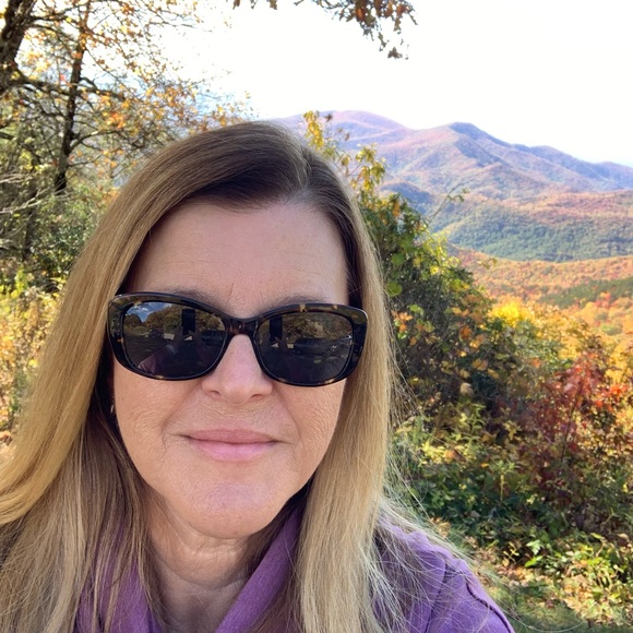 Meet your Posher, Debra - Picture 1 of 2